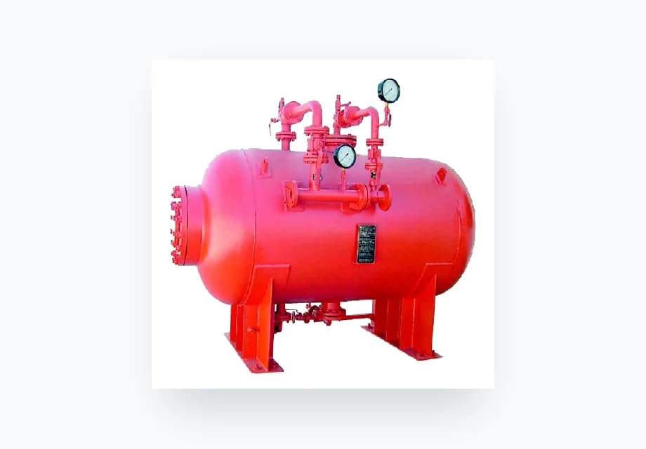 Horizontal foam bladder tank